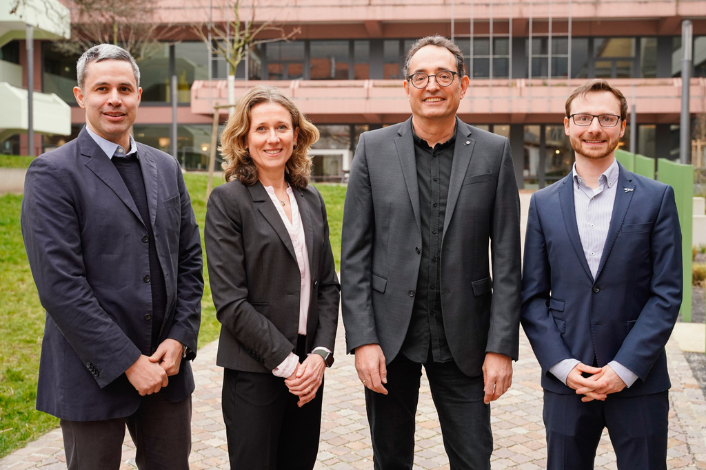 The three members of the Board of Directors Edward Lemke, Sylvia Erhardt, and center spokesperson Michael Knop, as well as Phil-Alan Gärtig of the Carl Zeiss Foundation (Photo: Uwe Anspach, Heidelberg University – Communications and Marketing)