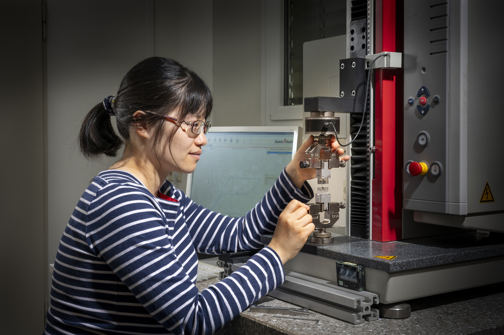 Awardee Dr. Jingyuan Xu in her laboratory at Karlsruhe Institute of Technology (photo: Markus Breig, KIT).