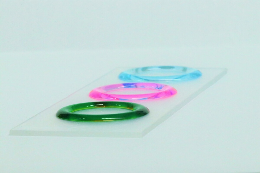 Keine festen Wände, sondern freistehende 3D-Flüssigkeitswände: Sie haben den Vorteil, selbstreparierend und flexibel zu sein, und können Komponenten aus der eingeschlossenen Flüssigkeit extrahieren. (Bildquelle: Johannes Scheiger, KIT)